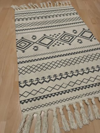 Alfombra beige y gris con flecos