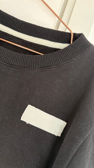 Sudadera negra con detalles cuadros talla S