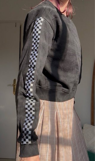 Sudadera negra con detalles cuadros talla S