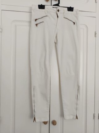 Pantalón blanco Zara con cremalleras