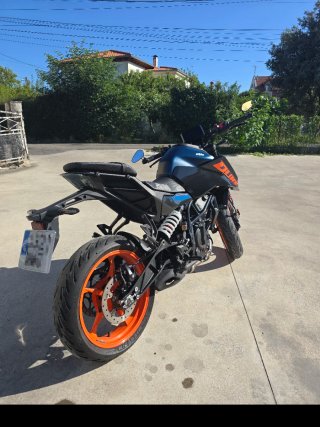 KTM Duke 125 Negra y Naranja
