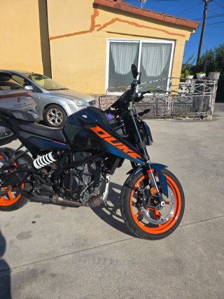 KTM Duke 125 Negra y Naranja