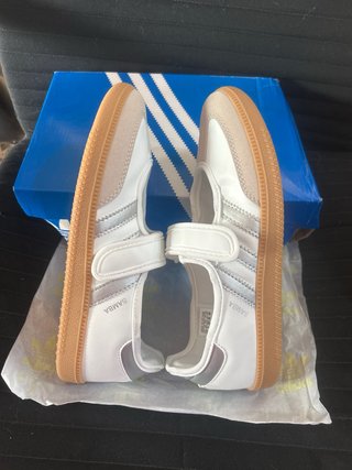 Sandalias Adidas Beige y Blancas