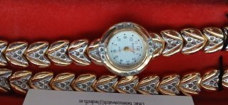 Reloj y pulsera dorada con brillo