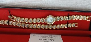 Reloj y pulsera dorada con brillo