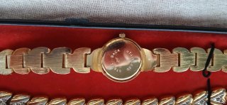 Reloj y pulsera dorada con brillo
