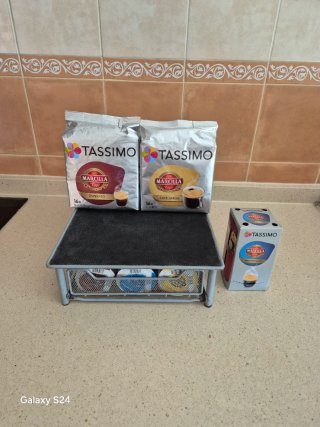 Dispensador Tassimo y paquetes de café