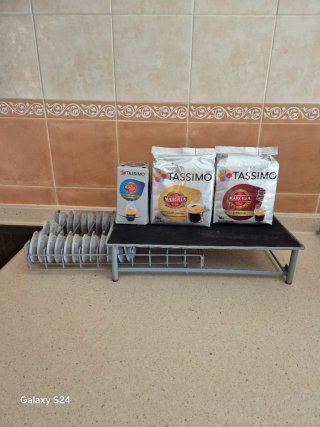 Dispensador Tassimo y paquetes de café