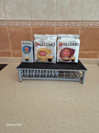 Dispensador Tassimo y paquetes de café