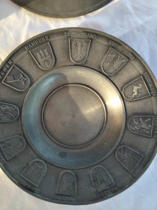 Platos de plomo decorativos antiguos