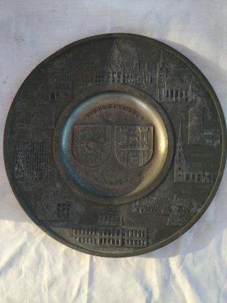 Platos de plomo decorativos antiguos