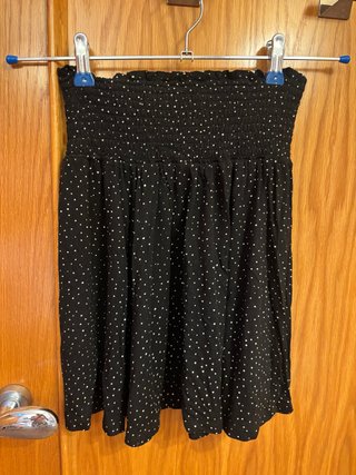 Falda negra con topos blancos