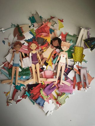 Muñeca de papel con ropa