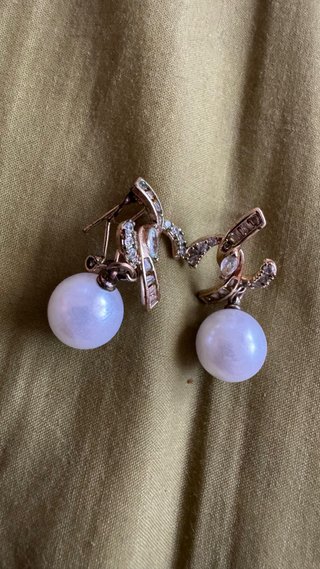 Pendientes dorados con perlas blancas