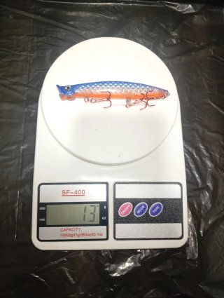Señuelo de pesca azul y rojo