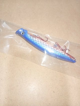 Señuelo de pesca azul y rojo