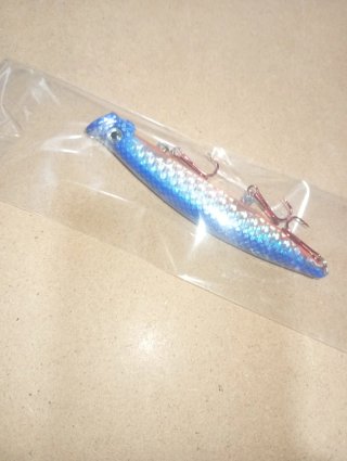 Señuelo de pesca azul y rojo