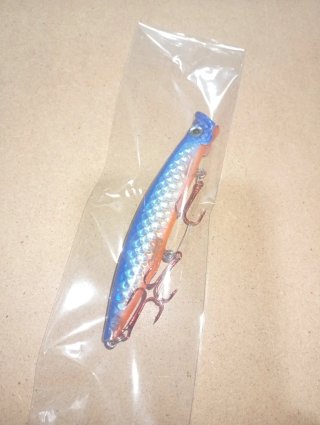 Señuelo de pesca azul y rojo