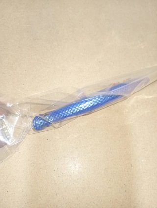 Señuelo de pesca azul y rojo