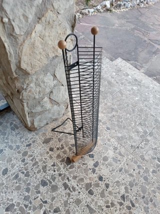 Porta CDs de metal y madera