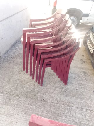 Silla de plástico roja