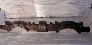 Yugo de madera tallado