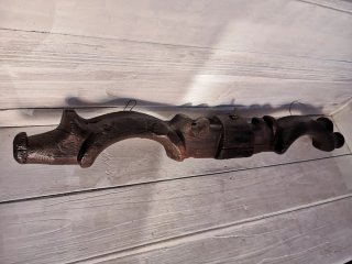 Yugo de madera tallado