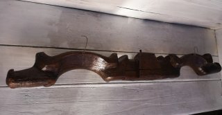 Yugo de madera tallado