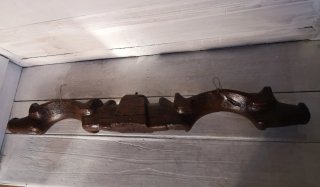 Yugo de madera tallado
