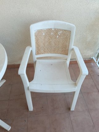 Mesa redonda y 2 sillas de plástico