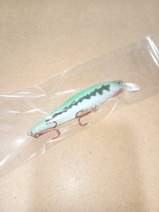 Señuelo de pesca verde con detalles negros