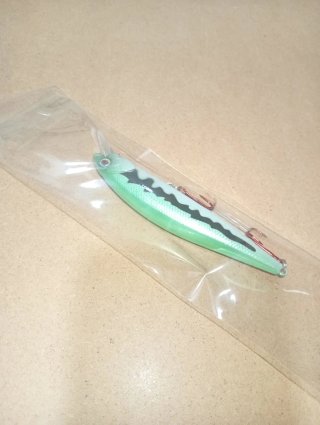 Señuelo de pesca verde con detalles negros