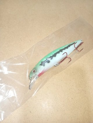 Señuelo de pesca verde con detalles negros