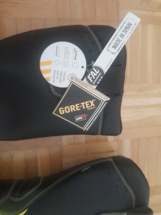 Botas de bombero negras y amarillas