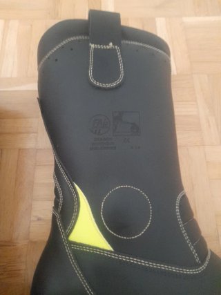 Botas de bombero negras y amarillas