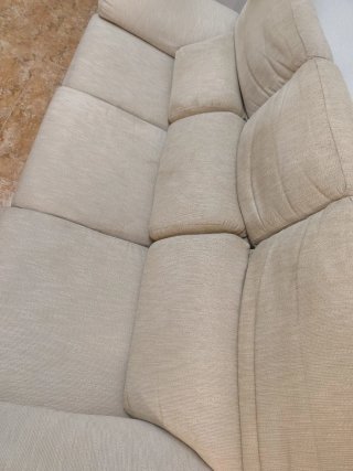 Sofá de tela beige