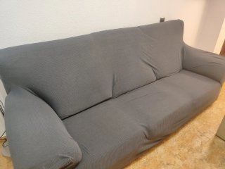 Sofá de tela beige