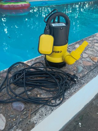 Electrobomba Sumergible Lavor Negra y Amarilla