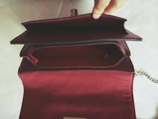 Bolso cartera cadena color pùrpura.