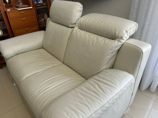 Sofas de piel beige, Italiano.