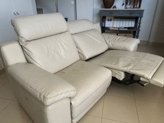 Sofas de piel beige, Italiano.