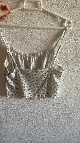 Top floral blanco y azul