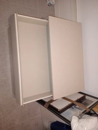 Cajonera beige y gris, forrada por dentro y fuera.