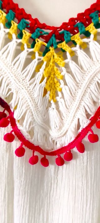 Vestido playero blanco con crochet multicolor