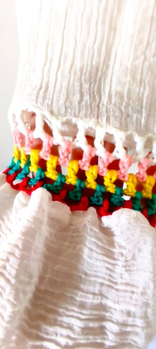 Vestido playero blanco con crochet multicolor