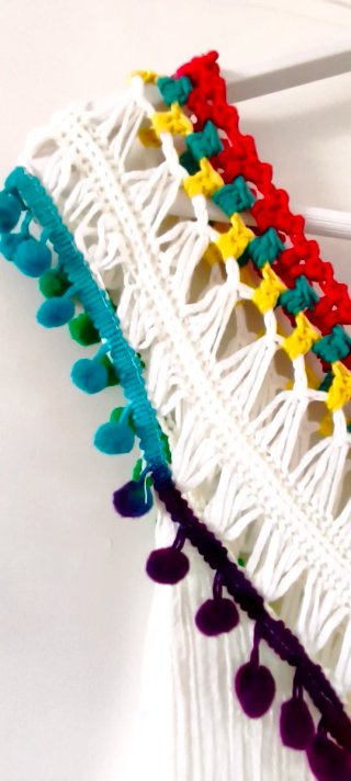 Vestido playero blanco con crochet multicolor