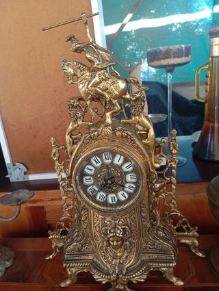Reloj de Bronce Antiguo con Figuras