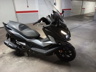 SYM Cruisym 125cc Scooter Negro/Plata