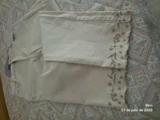 Pantalón,vaquero tobillero, rosa pastel, bordado