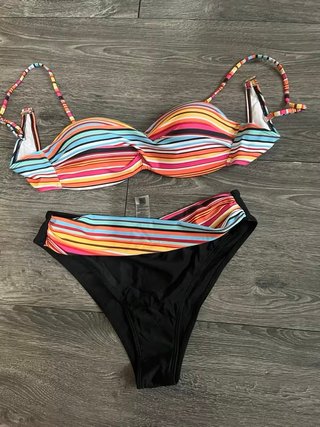 Bikini multicolor con rayas
